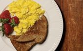Αυγά σκράμπλ για τέλειο σπιτικό brunch