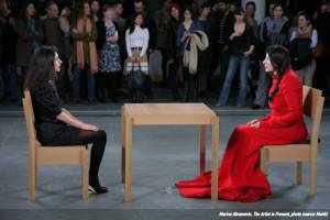 The Artist Is Present: Η Μαρίνα Αμπράμοβιτς θα επαναλάβει την διάσημη performance της για την Ουκρανία