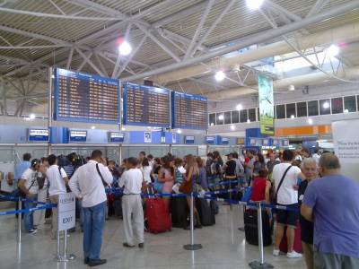 Ταξιδιωτική οδηγία της Βρετανίας προειδοποιεί για καθυστερήσεις στα ελληνικά αεροδρόμια