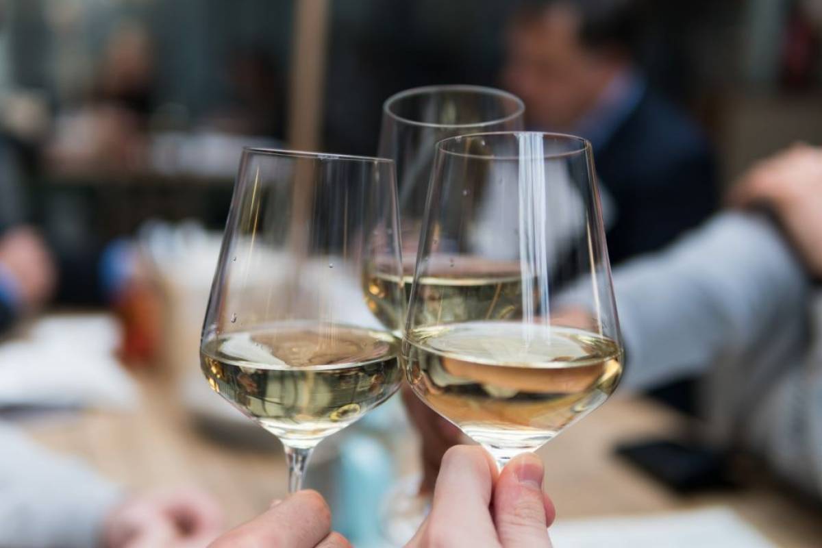 Τα καλύτερα wine bars της Αθήνας για μία ξεχωριστή βραδιά