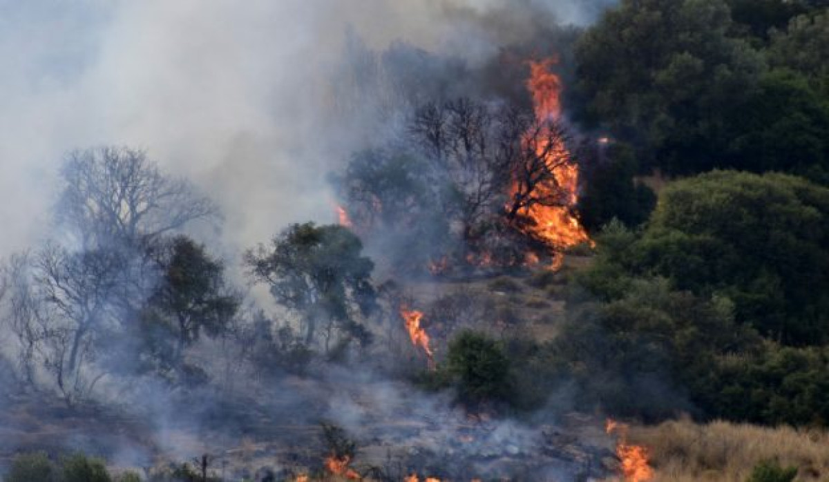 Καίει για τρίτη ημέρα η πυρκαγιά στα Πιέρια όρη