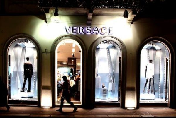 «Ψωνίζει» Versace το Κατάρ;