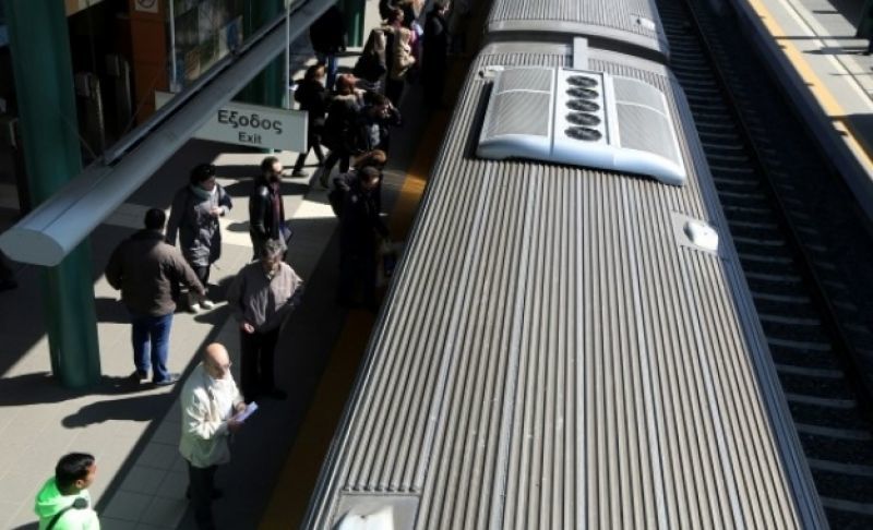 Επίθεση κουκουλοφόρων με βαριοπούλες στον σταθμό του ηλεκτρικού στο ΚΑΤ