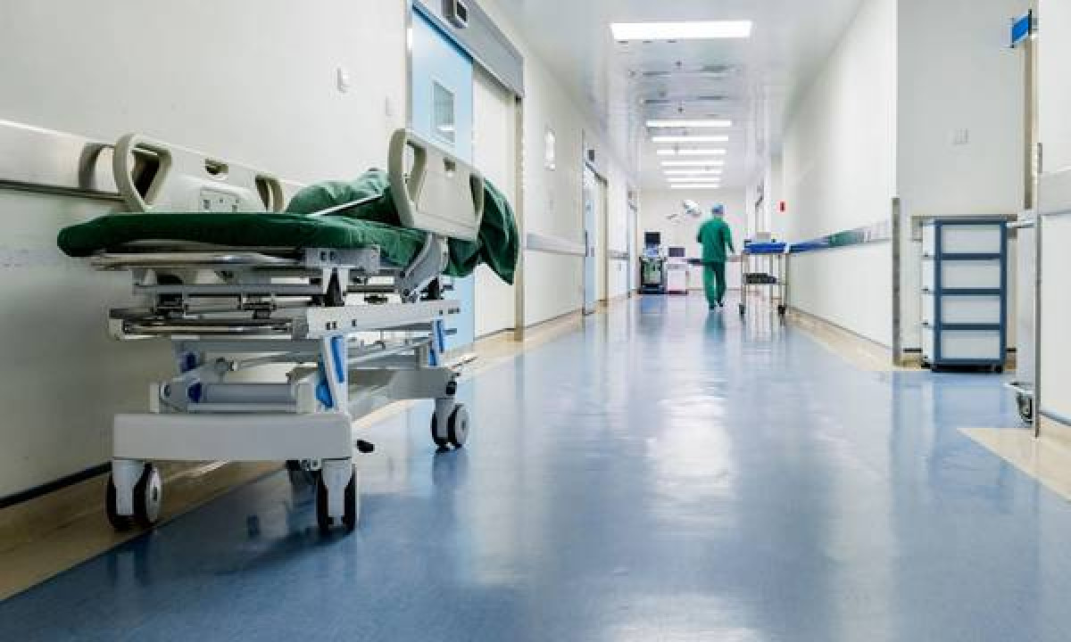 Τραυματιοφορείς ενημέρωναν γραφείο τελετών για ετοιμοθάνατους ασθενείς έναντι αμοιβής-Δύο συλλήψεις