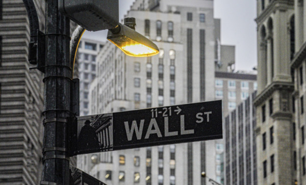 Wall Street: Οριακές διακυμάνσεις με «φόντο» τον πληθωρισμό