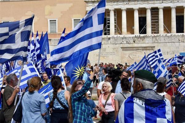 Επεισόδιακό το συλλαλητήριο έξω από τη Βουλή