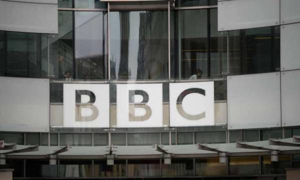 Το BBC ανέστειλε τη λειτουργία του στην Ρωσία