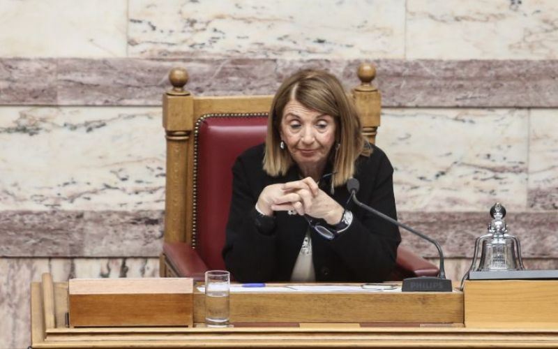 Διαφοροποιήθηκε η Χριστοδουλοπούλου: «Παρών» στο άρθρο για απολύσεις ιδιωτικών εκπαιδευτικών