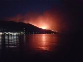Μεγάλη φωτιά στη βόρεια Εύβοια - Εκκενώθηκε ξενοδοχείο