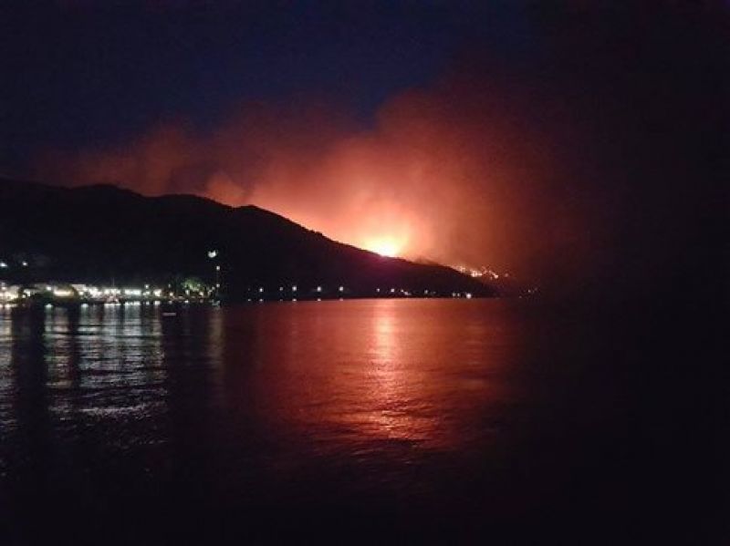 Μεγάλη φωτιά στη βόρεια Εύβοια - Εκκενώθηκε ξενοδοχείο