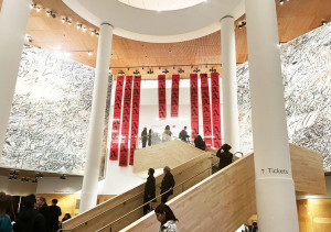 Ακτιβιστές “ντύνουν” το MOMA του Σαν Φρανσίσκο με κόκκινα banners για τις γυναίκες στο Ιράν