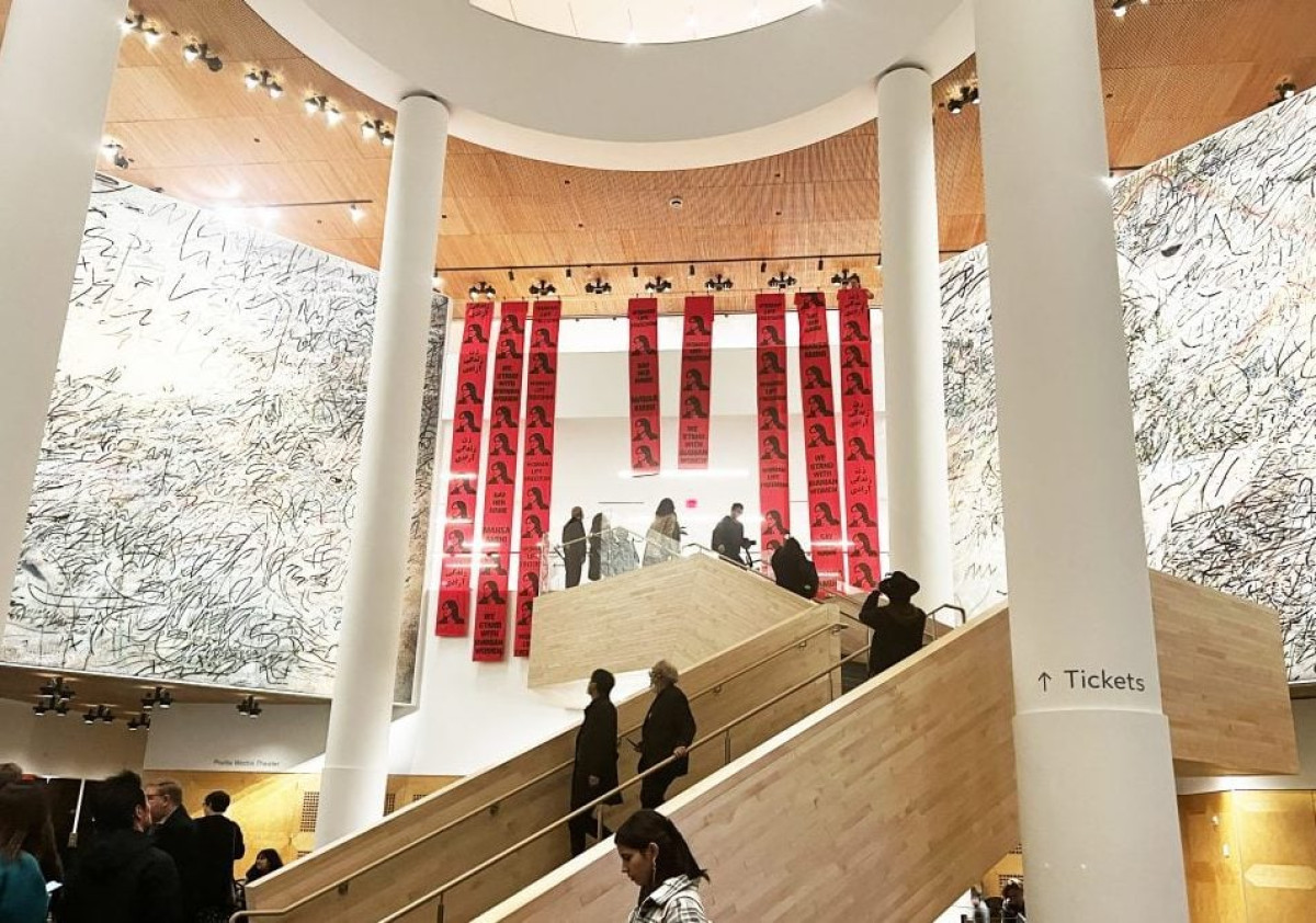 Ακτιβιστές “ντύνουν” το MOMA του Σαν Φρανσίσκο με κόκκινα banners για τις γυναίκες στο Ιράν