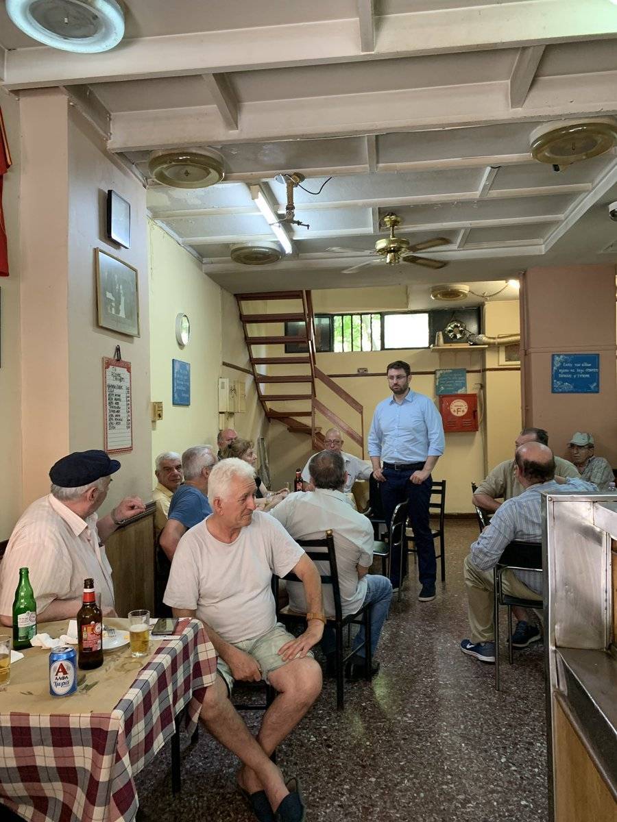 Πάλι καλά που τσιμπάνε και κάτι στις προεκλογικές συγκεντρώσεις του ΣΥΡΙΖΑ…