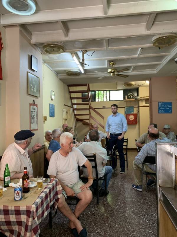 Πάλι καλά που τσιμπάνε και κάτι στις προεκλογικές συγκεντρώσεις του ΣΥΡΙΖΑ…