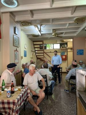 Πάλι καλά που τσιμπάνε και κάτι στις προεκλογικές συγκεντρώσεις του ΣΥΡΙΖΑ…