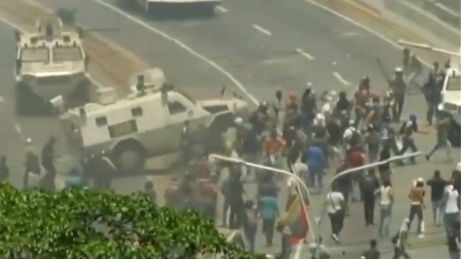 Συγκρούσεις στη Βενεζουέλα-Όχημα της Εθνοφρουράς έπεσε πάνω σε διαδηλωτές
