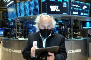 Σε «αναμμένα κάρβουνα» λόγω πληθωρισμού η Wall Street