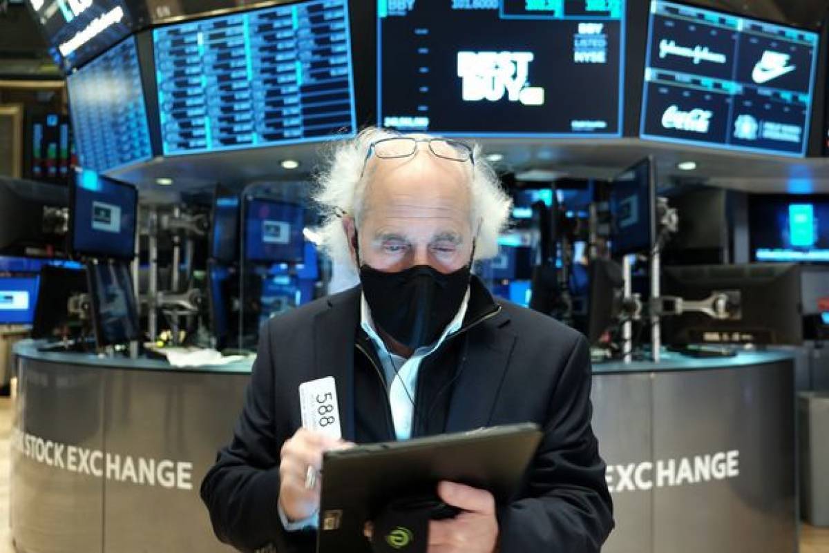 Σε «αναμμένα κάρβουνα» λόγω πληθωρισμού η Wall Street