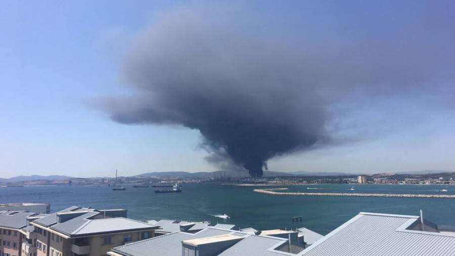 Ισπανία: Νέφος καπνού κοντά στο Γιβραλτάρ από φωτιά σε εργοστάσιο