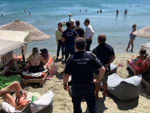 Τήνος: Έφοδος ελεγκτών στις παραλίες- Ένας επιχειρηματίας στο αυτόφωρο