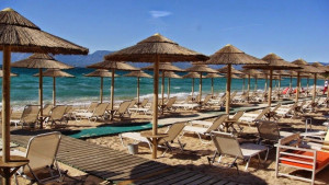 Τι προβλέπει η νομοθεσία για τις ξαπλώστρες στις παραλίες