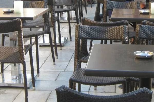 Αλλαγή στις αποστάσεις τραπεζοκαθισμάτων– Δείτε τι προβλέπει η νέα απόφαση
