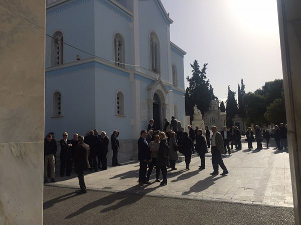 Πλήθος κόσμου στην κηδεία του Γιάννη Καψή