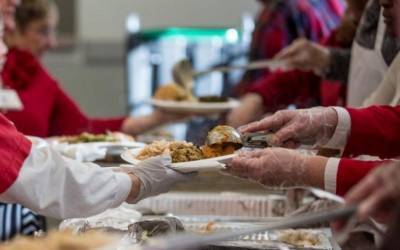 Γεύμα για εκατοντάδες άστεγους από τον Δήμο Αθηναίων