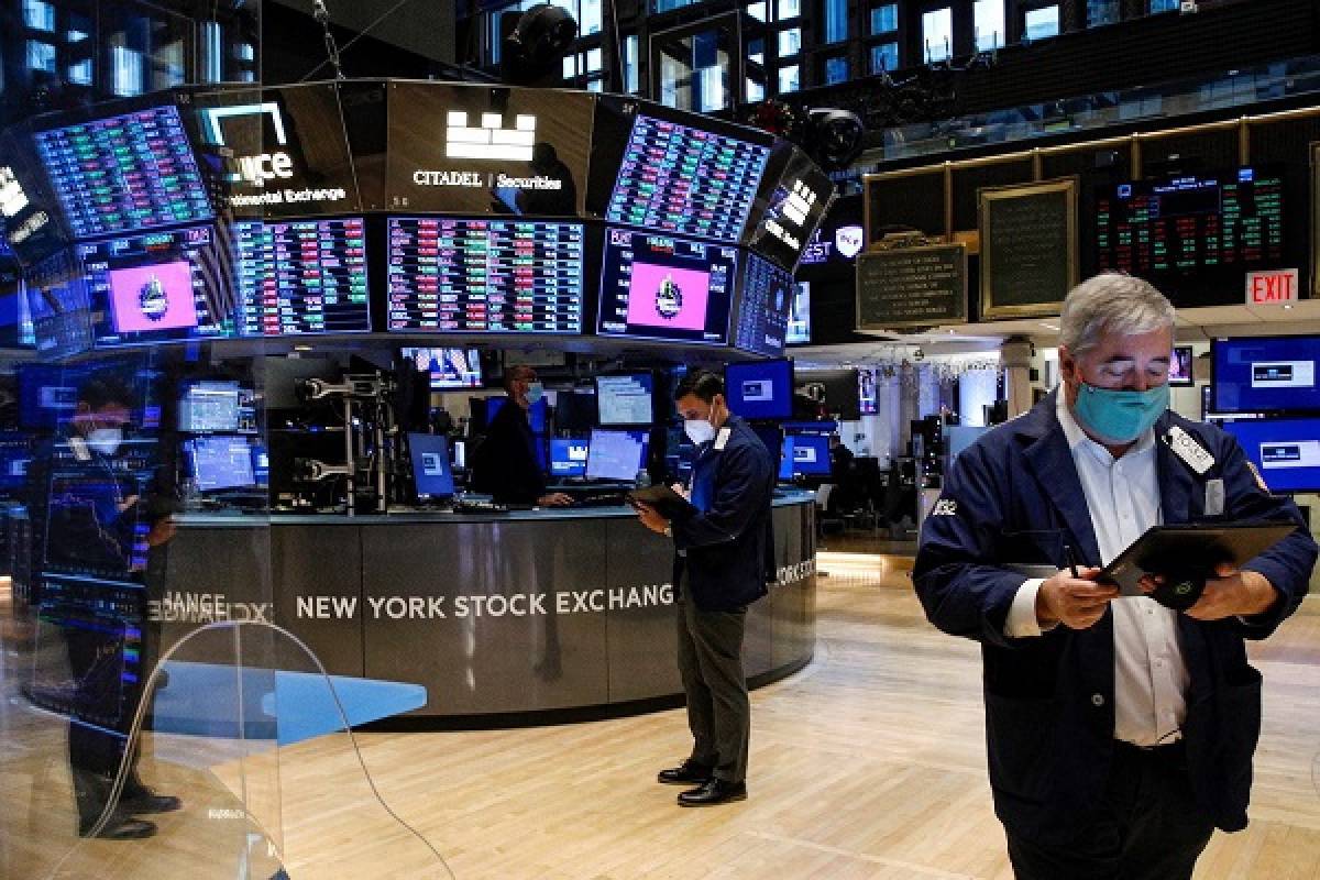 Ανακάμπτει η Wall Street, αλλά δεν πείθει