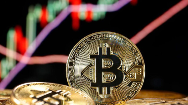 Bitcoin: Σταθεροποιείται κοντά στις $105.000 μετά το roller-coaster ελέω Τραμπ