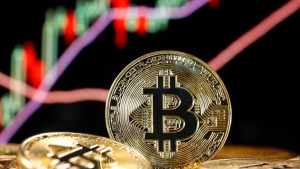 Bitcoin: Σταθεροποιείται κοντά στις $105.000 μετά το roller-coaster ελέω Τραμπ
