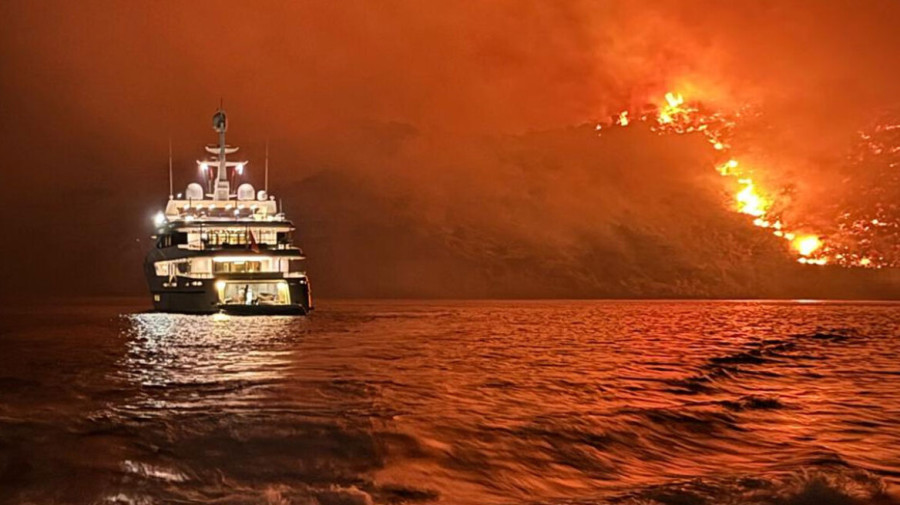 Ύδρα: Έντονες φήμες ότι η φωτιά ξεκίνησε από πυροτεχνήματα
