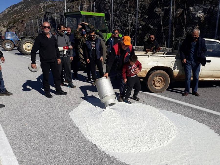 Οι αγρότες έκλεισαν συμβολικά την εθνική οδό Λάρισας-Κοζάνης (photos)