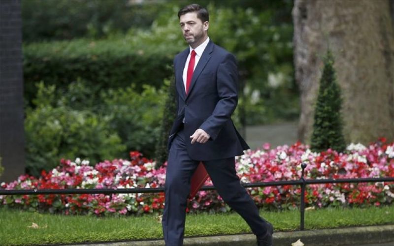 Κάμερον: Πρώτος υποψήφιος για τη διαδοχή ο Στέφεν Κραμπ