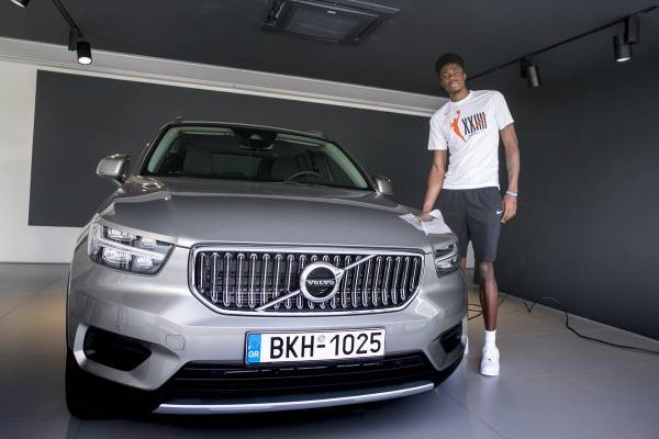 Η Volvo Saracakis ξεκινά συνεργασία με τον Κώστα Αντετοκούνμπο