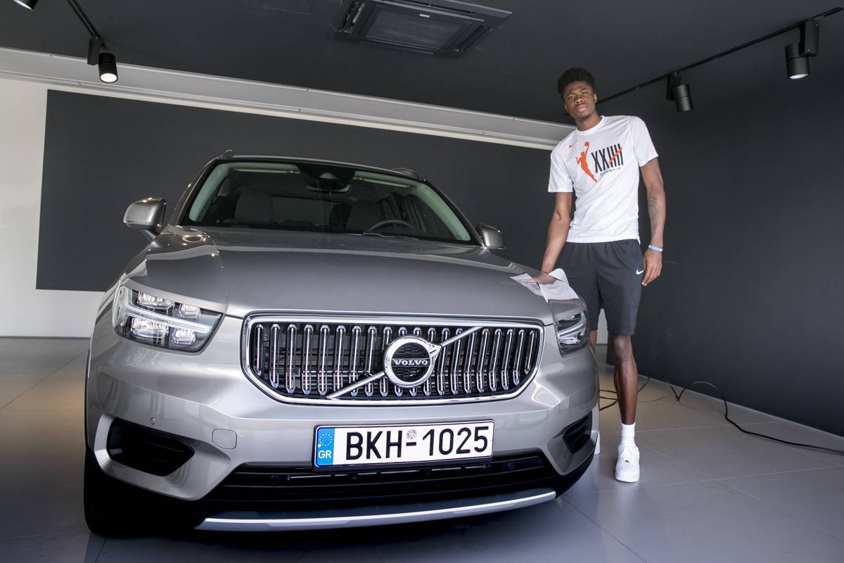Η Volvo Saracakis ξεκινά συνεργασία με τον Κώστα Αντετοκούνμπο