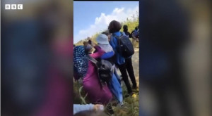 BBC: Η ελληνική αστυνομία στρατολογεί μετανάστες για να απωθήσει βίαια άλλους μετανάστες στα σύνορα
