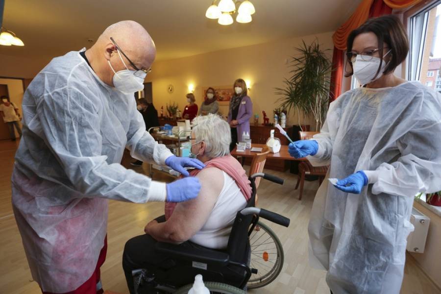 Κορονοϊός-Γερμανία: Γυναίκα 101 ετών ο πρώτος άνθρωπος που εμβολιάστηκε