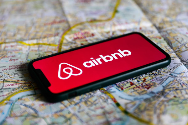 Στο «μάτι» της ΑΑΔΕ τζίρος €3,3 δισ. από μισθώσεις Airbnb