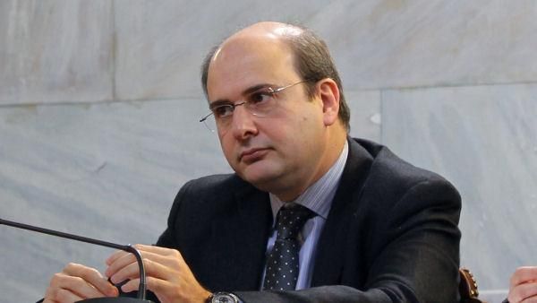 Πρώτος απ' όλους (κατά)ψήφισε ο Κωστής Χατζηδάκης λόγω... πελαργού!
