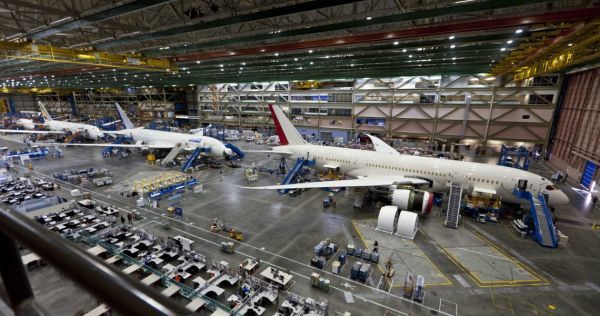 Εκατοντάδες εργαζόμενους απολύει η Boeing