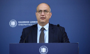Προ των πυλών οι ανακοινώσεις για την αύξηση κατώτατου μισθού