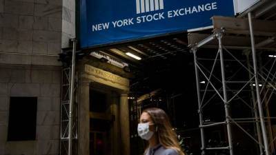 Νέο ρεκόρ ο Dow Jones-«Ξέφρενη» άνοδος για πετρέλαιο και χρυσό