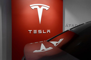 Tesla: Οι πωλήσεις στην Ευρώπη καταρρέουν-Οι αντιδράσεις κατά Μασκ αυξάνονται