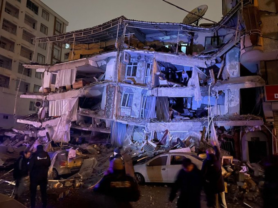 Σεισμός 7,8 Ρίχτερ με εκατοντάδες νεκρούς σε Τουρκία και Συρία