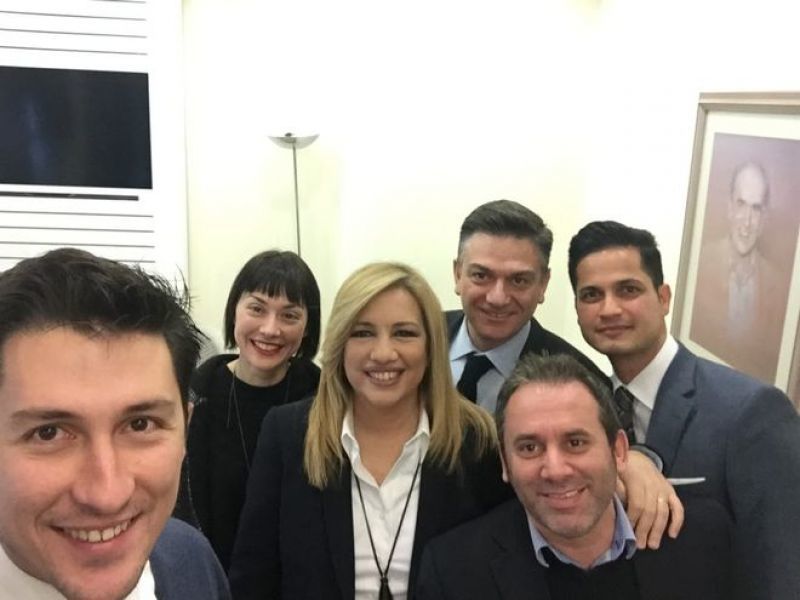 Το νέο επικοινωνιακό επιτελείο του ΠΑΣΟΚ βγάζει selfie, με φόντο τον Ανδρέα