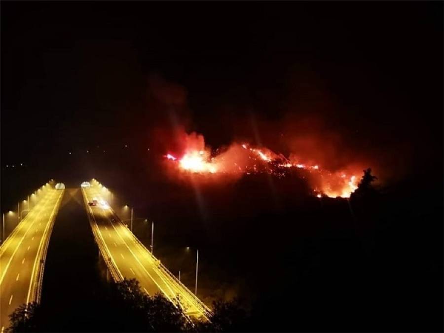 Ολονύχτια μάχη με τις φλόγες στην Πάτρα- Προληπτικά εκκενώθηκαν σπίτια