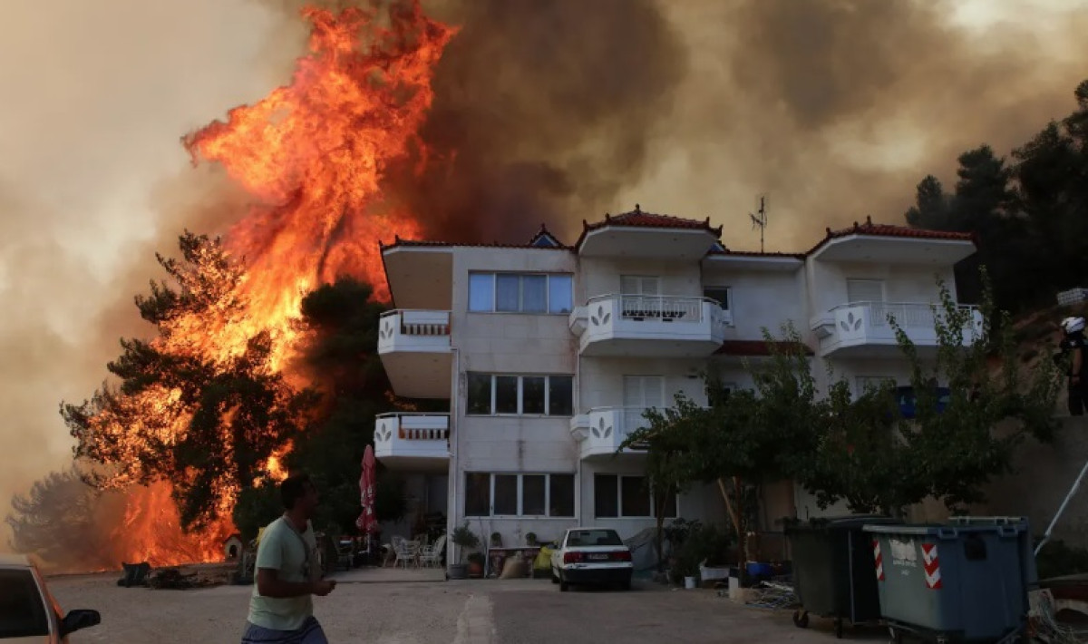 Φυλή: Εκκενώνονται τρεις οικισμοί-Νέο 112 στον Ασπρόπυργο-Η εικόνα στα μέτωπα