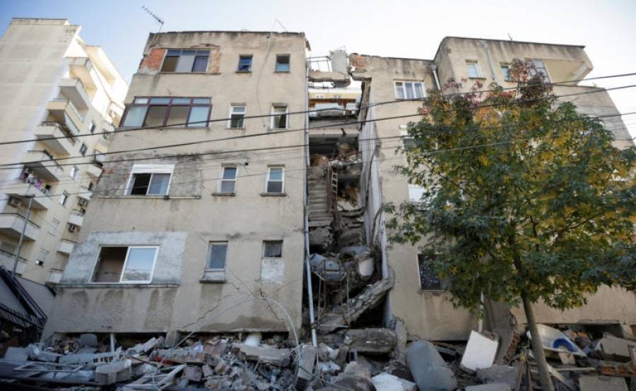 Σεισμός στην Αλβανία: Αγωνιώδεις προσπάθειες των σωστικών συνεργείων