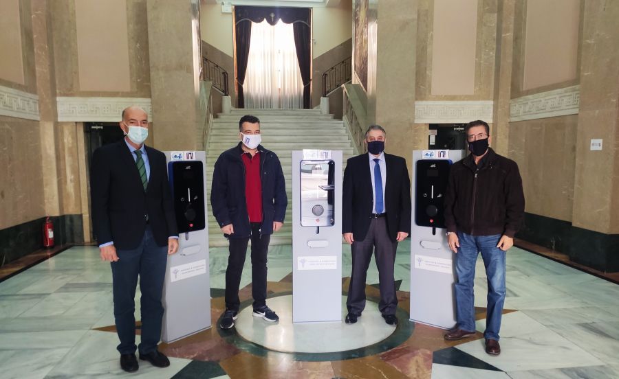 Προσφορά 3 πυλώνων ηλεκτροκίνησης από το ΕΒΕΠ στο Δήμο Πειραιά